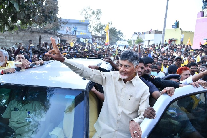 Ahead of CM’s Kuppam visit, SP Manikanta Chandoalu leads convoy trial run, instructs police for flawless coordination.