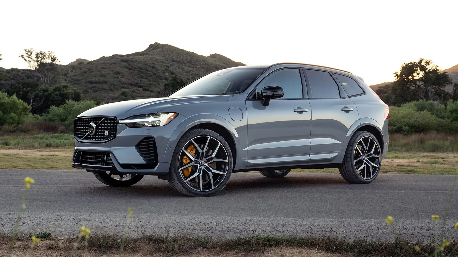 Volvo to launch 2025 XC60 facelift in India on Aug 1 with new design, advanced tech, and hybrid engine options for premium SUV buyers.