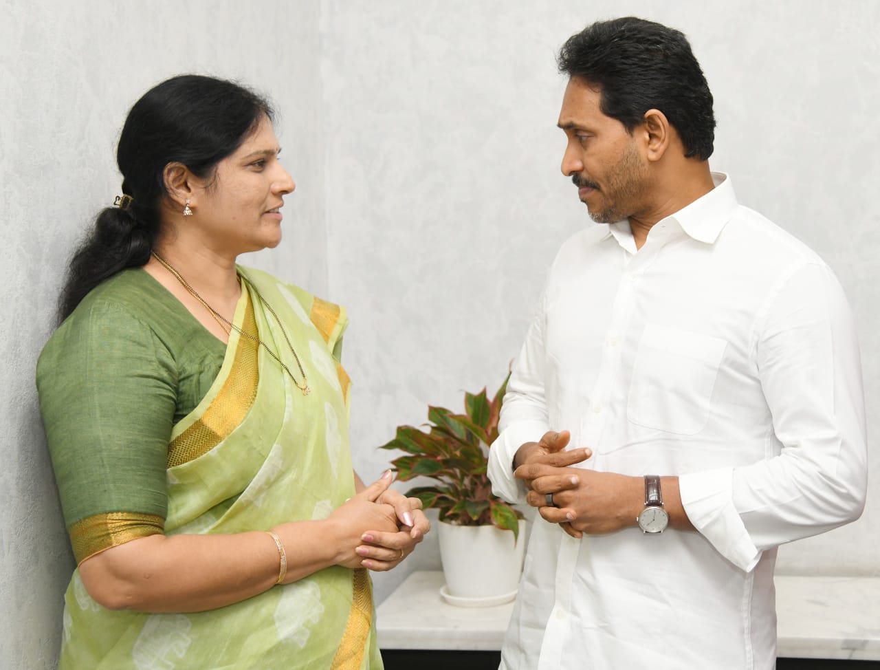 MLC Kalpalatha met YS Jagan at Tadepalli, held a detailed discussion on Kadiri politics and strengthening YSRCP in the region.