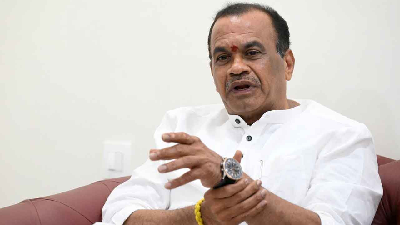 Minister Komatireddy urges officials to expedite projects without worrying about funds; CM Revanth extends full support.