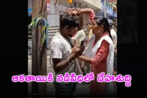 In Unnao, a student boldly confronted and slapped an eve teaser with her slipper on the street. The video is now going viral.