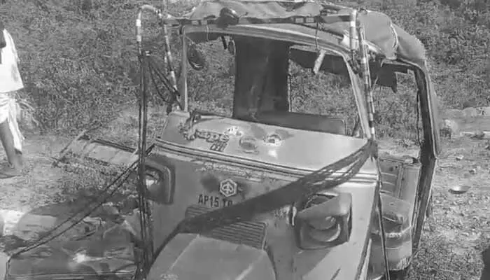 In Nalgonda’s Bugg Tanda, an auto carrying cotton laborers overturned, injuring 14 people. They were admitted to Devarakonda Hospital, with two in critical condition transferred to Hyderabad.