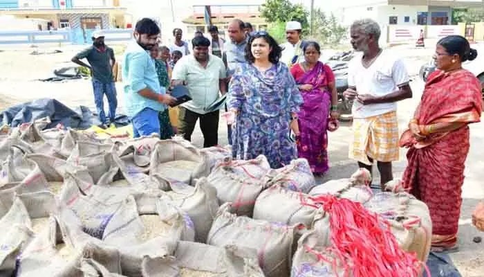 Collector inspects paddy procurement center at Hanwada. Advised to transport quality-checked paddy directly to mills without farmer hassle.