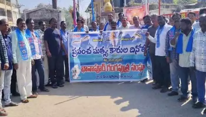 World Fishermen’s Day was celebrated in Khanapur, where leaders highlighted the dangers faced by Gangaputras and demanded government assistance.