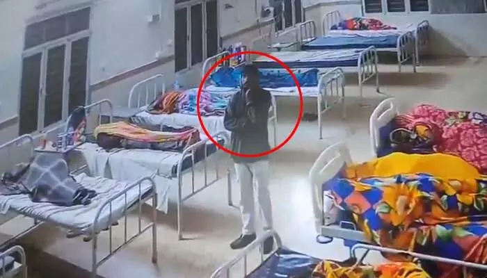 A thief broke into a ward at Arakuloay Government Hospital at night and stole patients' mobile phones.