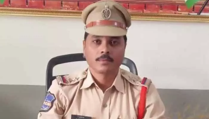 SI Saidulu urged people to settle disputes amicably through Lok Adalat. A special Lok Adalat will be held on November 15 at Nakrekal Court.