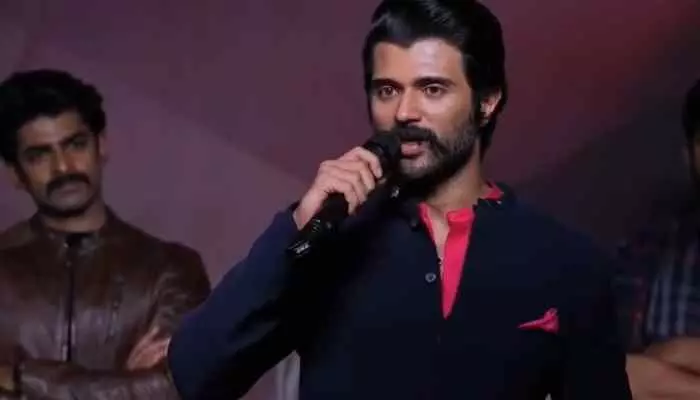 At ‘The Girlfriend’ success meet, Vijay Deverakonda made hot comments and kissed Rashmika’s hand.