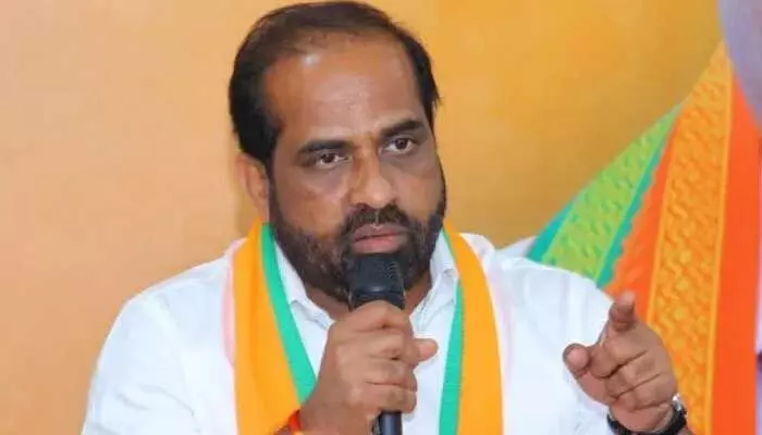 Minister Satyakumar Yadav paid fees totaling ₹2,60,875 for 2,087 10th class students in Dharmavaram district.